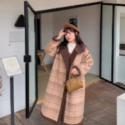 胖人妹妹mm加肥特大号码服饰女装韩版咖色格纹长短款上衣立领外套
